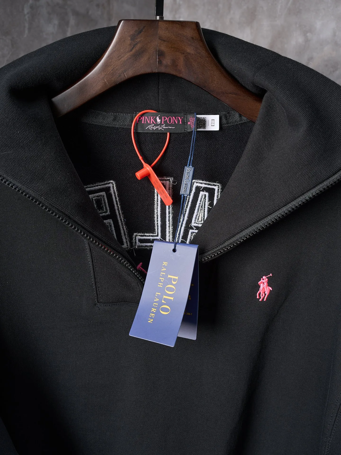 P430 Actual auction】Ralph Lauren/Ralph Lauren pink pony logo embroidered zipper half turtleneck sweatshirt [Ready stock] S M L XL custom-made luxury cotton fleece compound, soft and silky, comfortable and skin-friendly. It is based on pure black tones. A touch of pink pony logo embroidery is embellished on the chest, low-key and powerful. The back panel is embellished with the brand letters outlined in ivory white satin intarsia. The pink pony embroidery leaping in the center is the only colorful footnote in this black and white silent film, which coincides with the elegant and uninhibited brand philosophy. Its unique ribbed half-high collar design is sublimated, giving more flexibility and fashion sense to wear, showing taste in silent places, showing elegance and style. Imported machine embroidery technology is used. Advanced computer control system and sophisticated mechanical components are used to realize the pony logo embroidery operation with high precision, smooth and delicate lines, and imported machine appliqué embroidery technology. Use advanced computer control systems and precision mechanical components to realize Ralph Lauren appliqué embroidery operations, showing an embroidery effect with both clarity and three-dimensionality. The fabrics have been washed and have a better hand feel and texture. They are not easy to deform, not easy to shrink, not easy to fade, and maintain long-term beauty and loose fit.